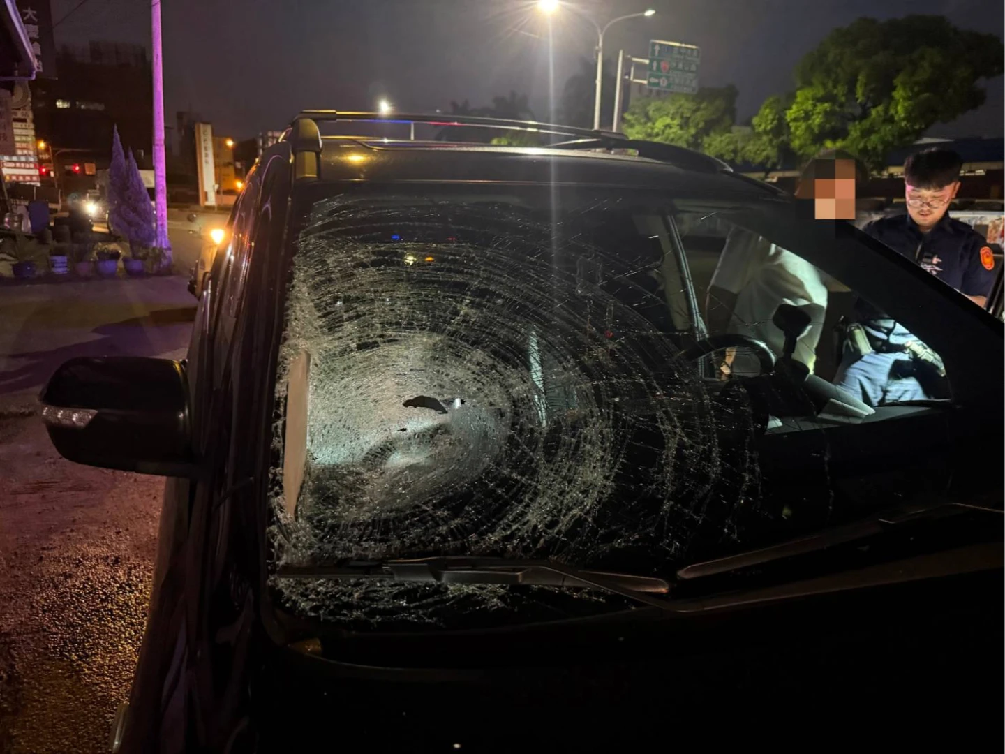 肇事汽車擋風玻璃出現大規模撞擊碎裂痕跡,令人看了觸目驚心。讀者提供