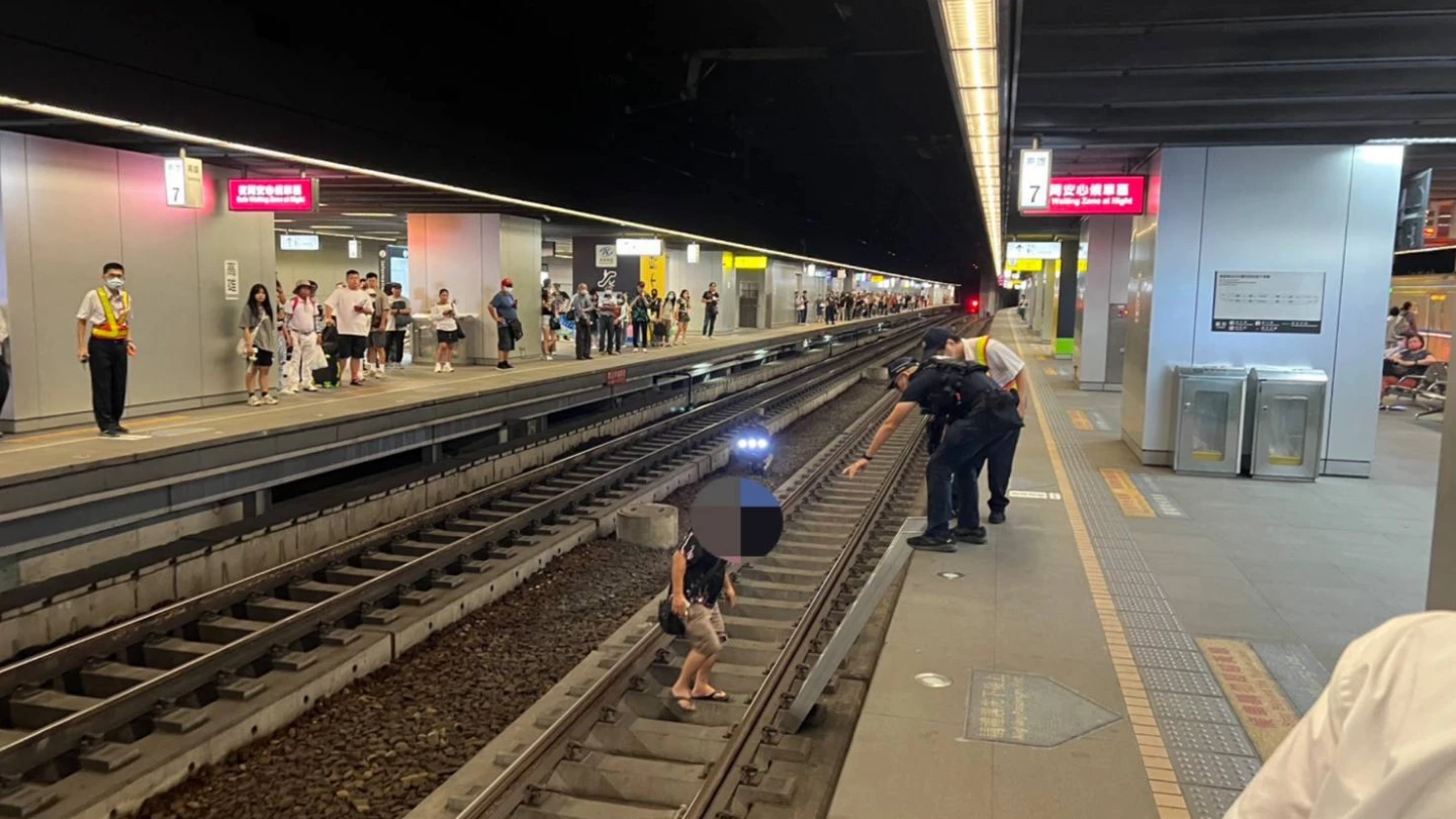 鐵路警察局會同台鐵嚮導,使用高架梯救起酒醉不慎墜落月台的方姓男子。讀者提供