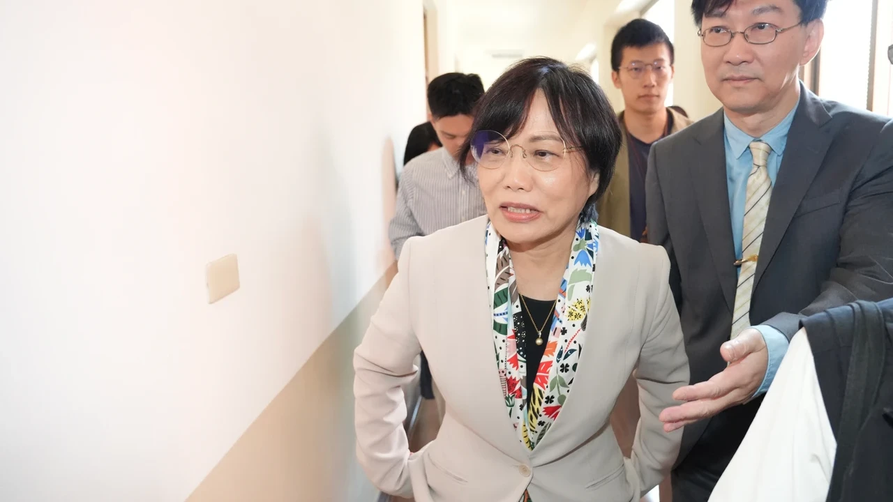 內政部長劉世芳提醒立法院諸位同仁,在就職日1年內必須放棄外國國籍。林林攝
