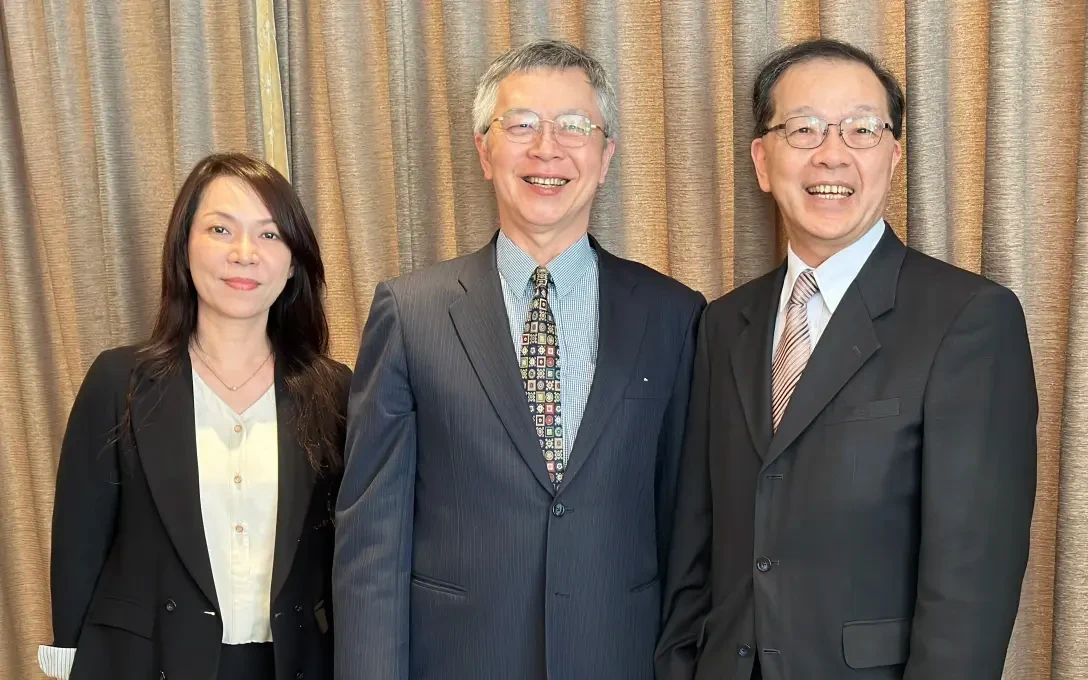 左起叡揚發言人林秋丹及總經理陳世安和董事長張培鏞。蕭文康攝