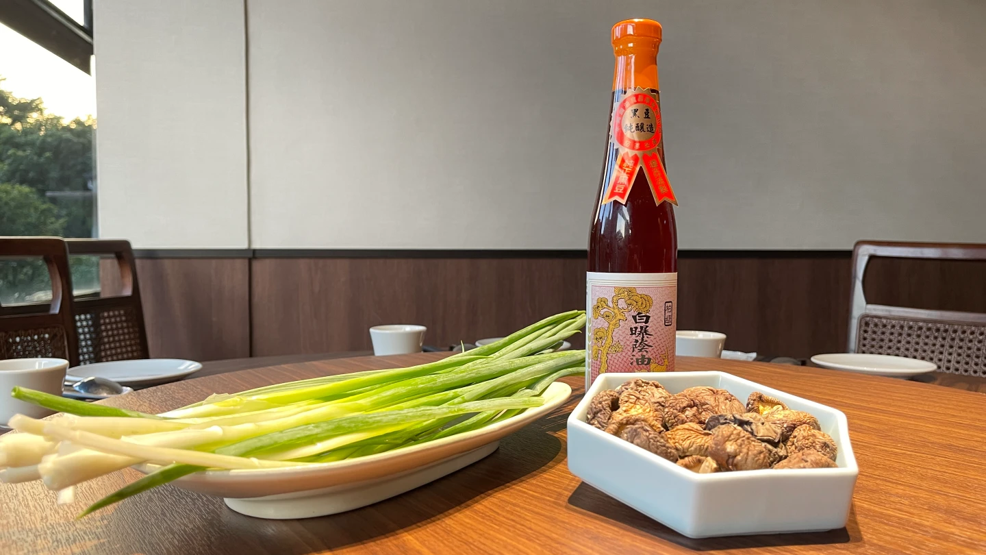 鄭乃綱首度公開餐廳內必備三種食材。王煌忠攝