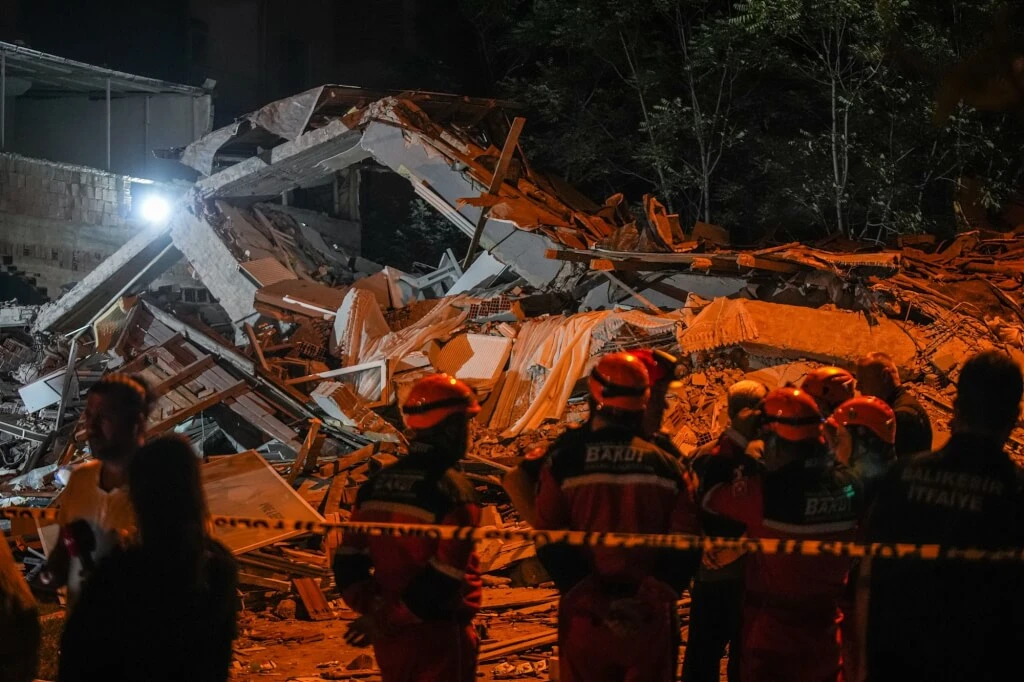 首頁 / 國際
土耳其西部地震規模6.1 深度僅11公里傳多棟建物倒塌
2025/8/11 02:47(8/11 06:40 更新)
土耳其西部巴勒克埃西爾省發生規模6.1地震,當地多棟建築物倒塌。中央社(安納杜魯新聞社)