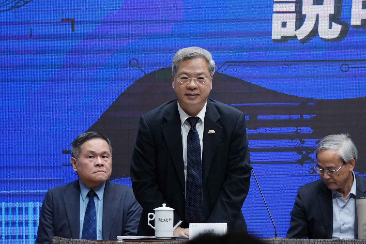 龔明鑫(中)表示,232條款項目還在調查、尚未對外公布。葉志明攝