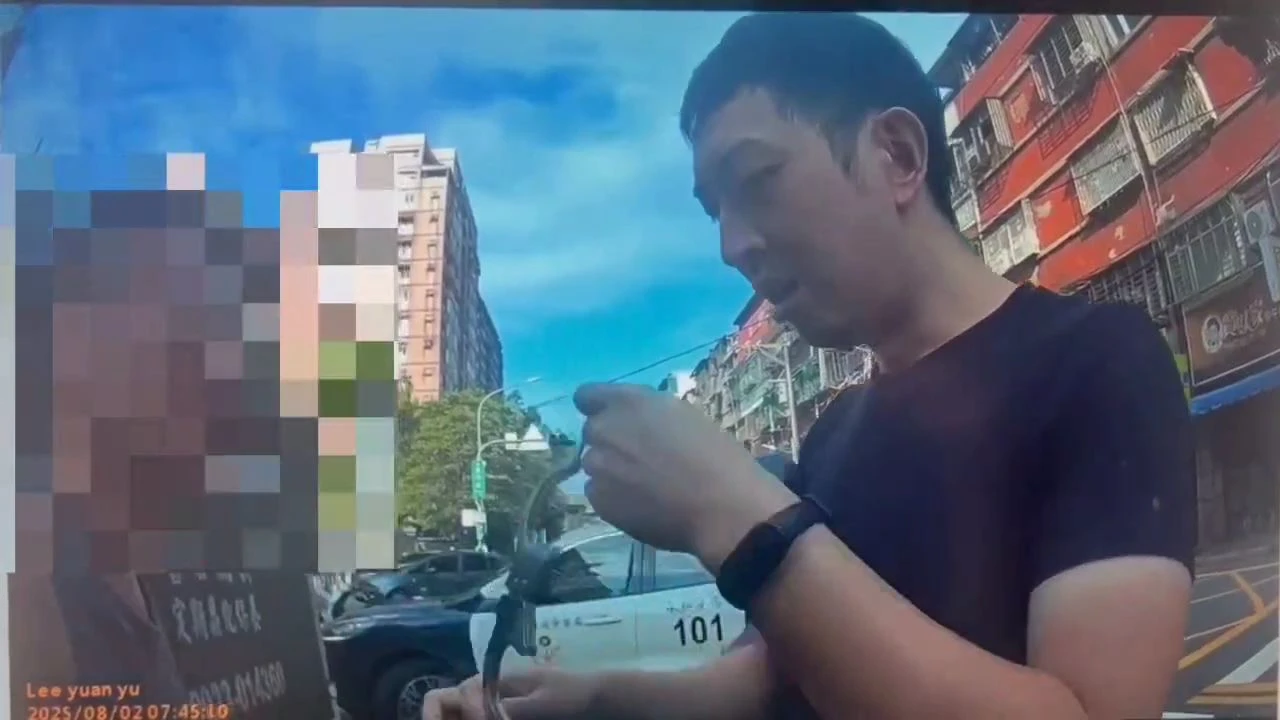 警方對楊男上銬帶回查辦。翻攝畫面
