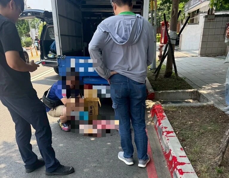 越南籍馮姓男子日前開著貨車到竹北市文化公園販售狗肉遭逮,新竹縣動物保護防疫所指出,當下查緝時,立刻將肉品作為證據冷凍冰存,並送交檢驗,確認該批肉品為狗肉成分,全案已發函竹北警分局,後續將移請檢方續辦。(新竹縣流浪動物珍愛協會提供)中央社