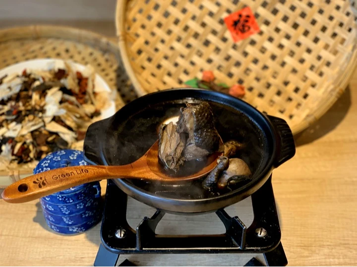 首烏廚EAT的首烏帝王雞湯,以 30 多種的中藥材入湯,並熬煮8小時。翻攝自必比登官網