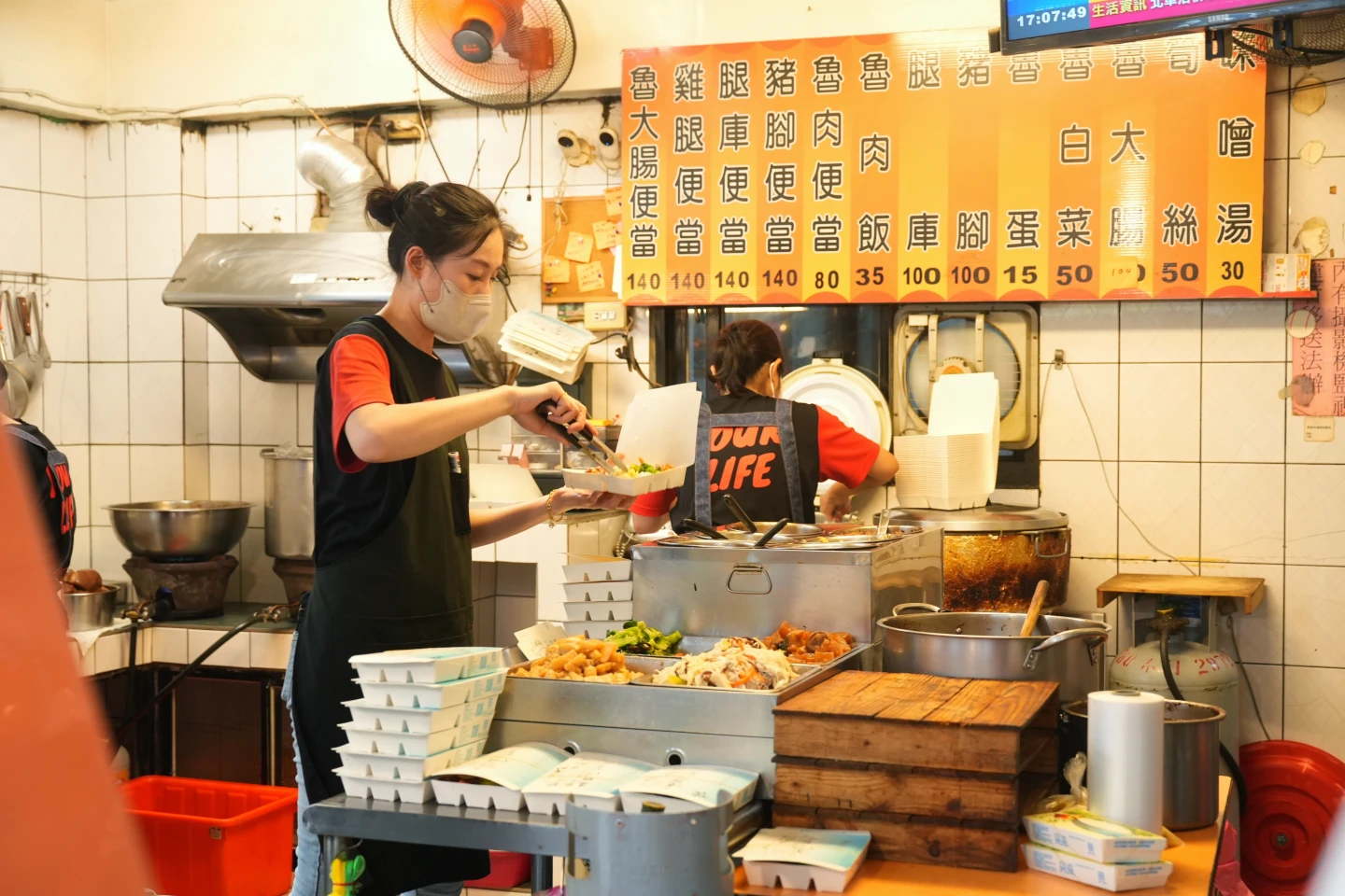 「光興腿庫」自1998年開業,是三重在地知名美食,提供腿庫飯、豬腳飯、雞腿飯、滷大腸飯。李柏毅攝