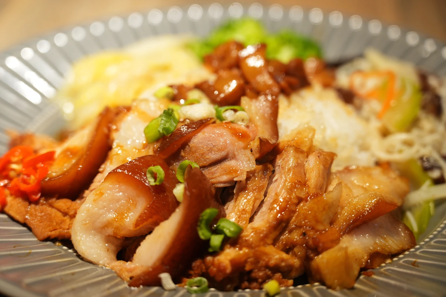 「腿庫飯 140元」吃起來富含豐富膠質卻不油膩,必加店家自製的「小魚乾辣椒」。李柏毅攝