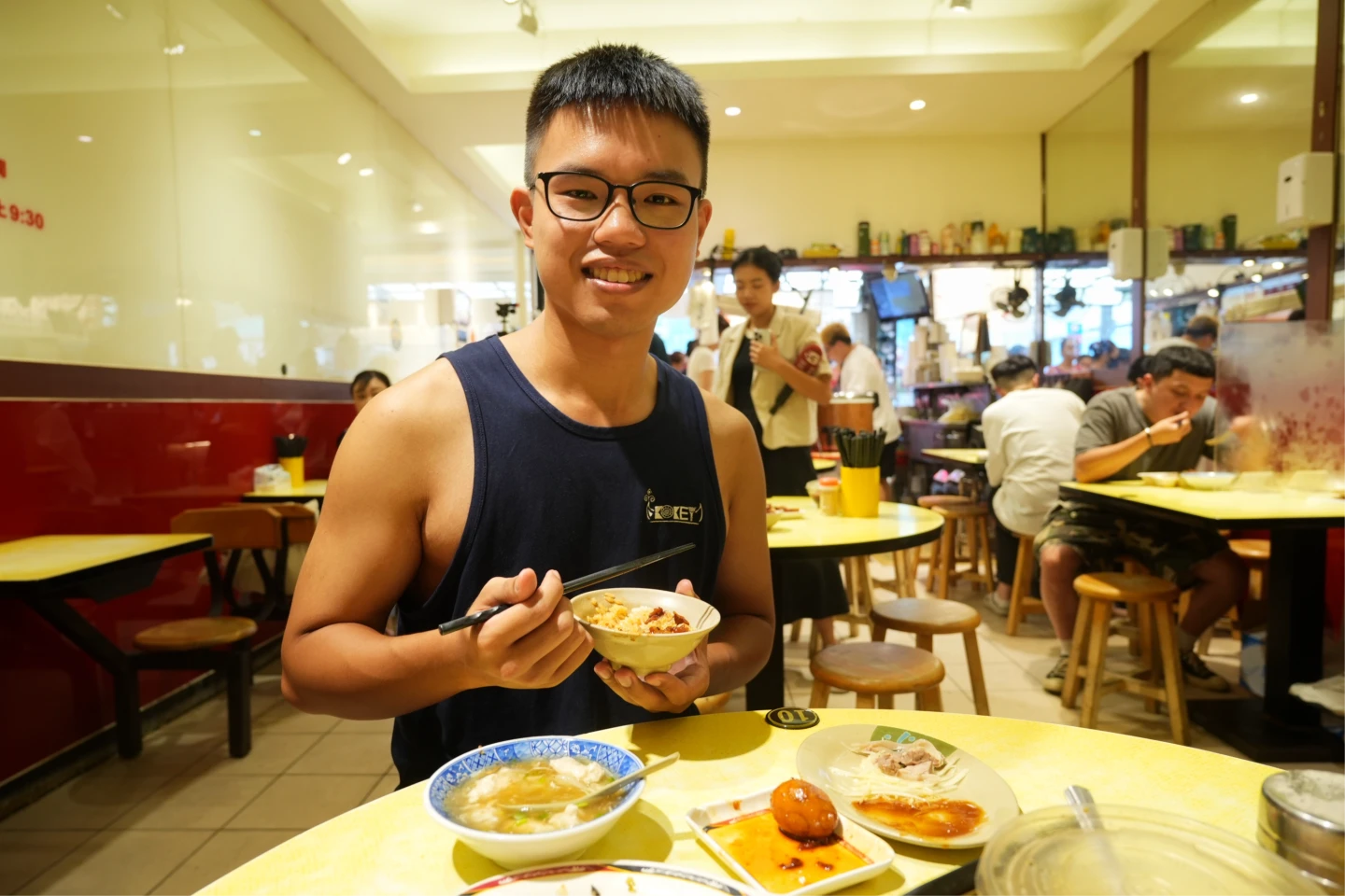 鄭先生平常一個月會來吃店小二2-3次,每次必點滷肉飯、滷蛋、蝦仁羹。李柏毅攝