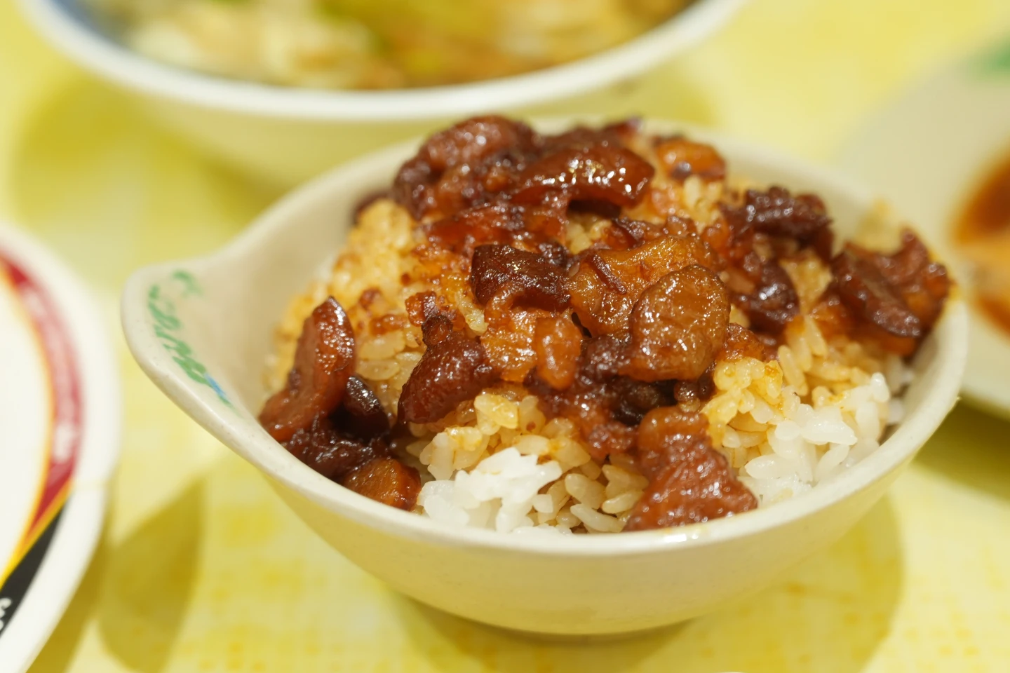 「滷肉飯 小份30元、大份50元」滷汁鹹香夠味,每一粒米都被滷汁包覆。李柏毅攝