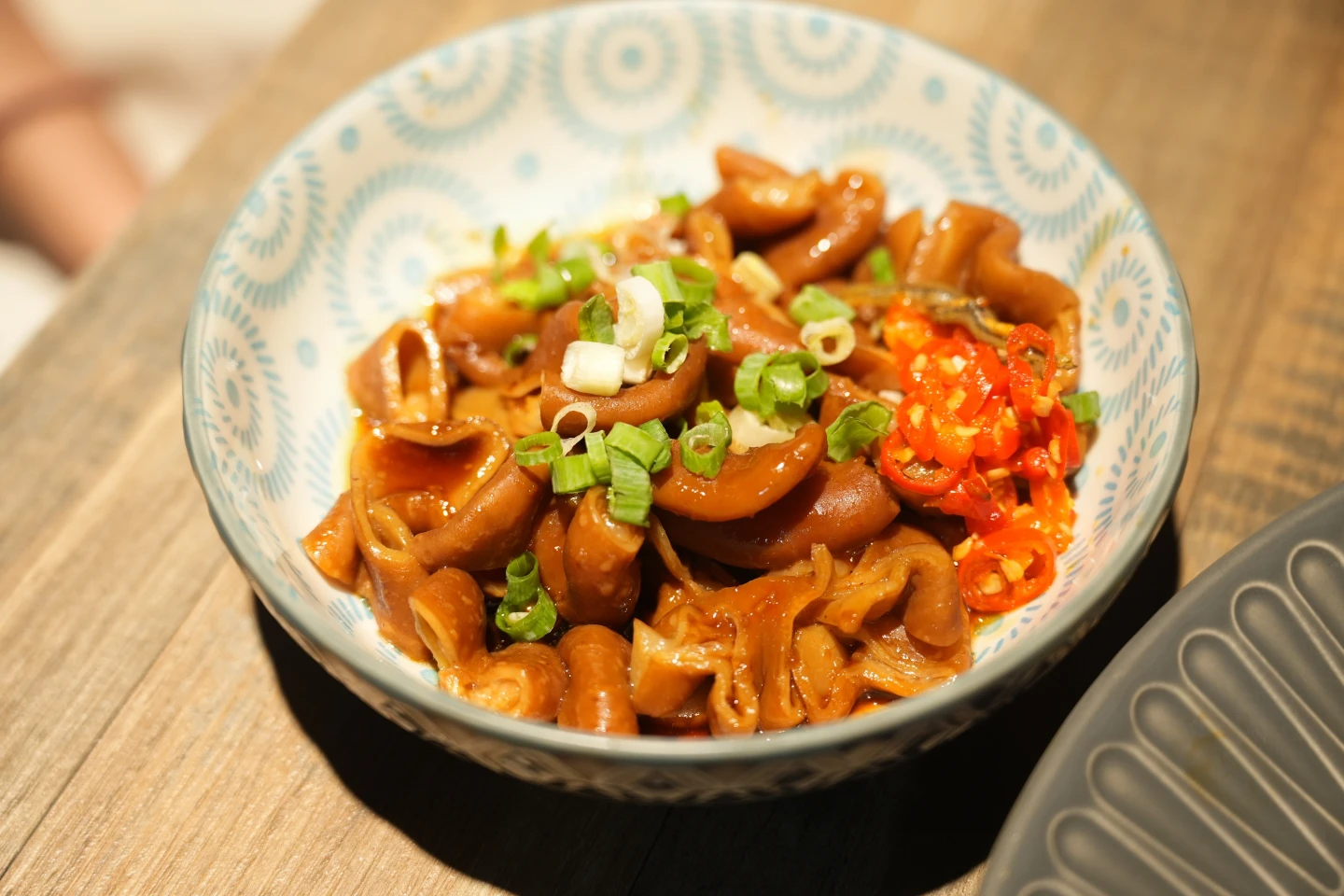 「滷大腸 100元」滷的很夠味,口感吃起來有嚼勁中又帶點軟嫩,不會咬不斷!李柏毅攝
