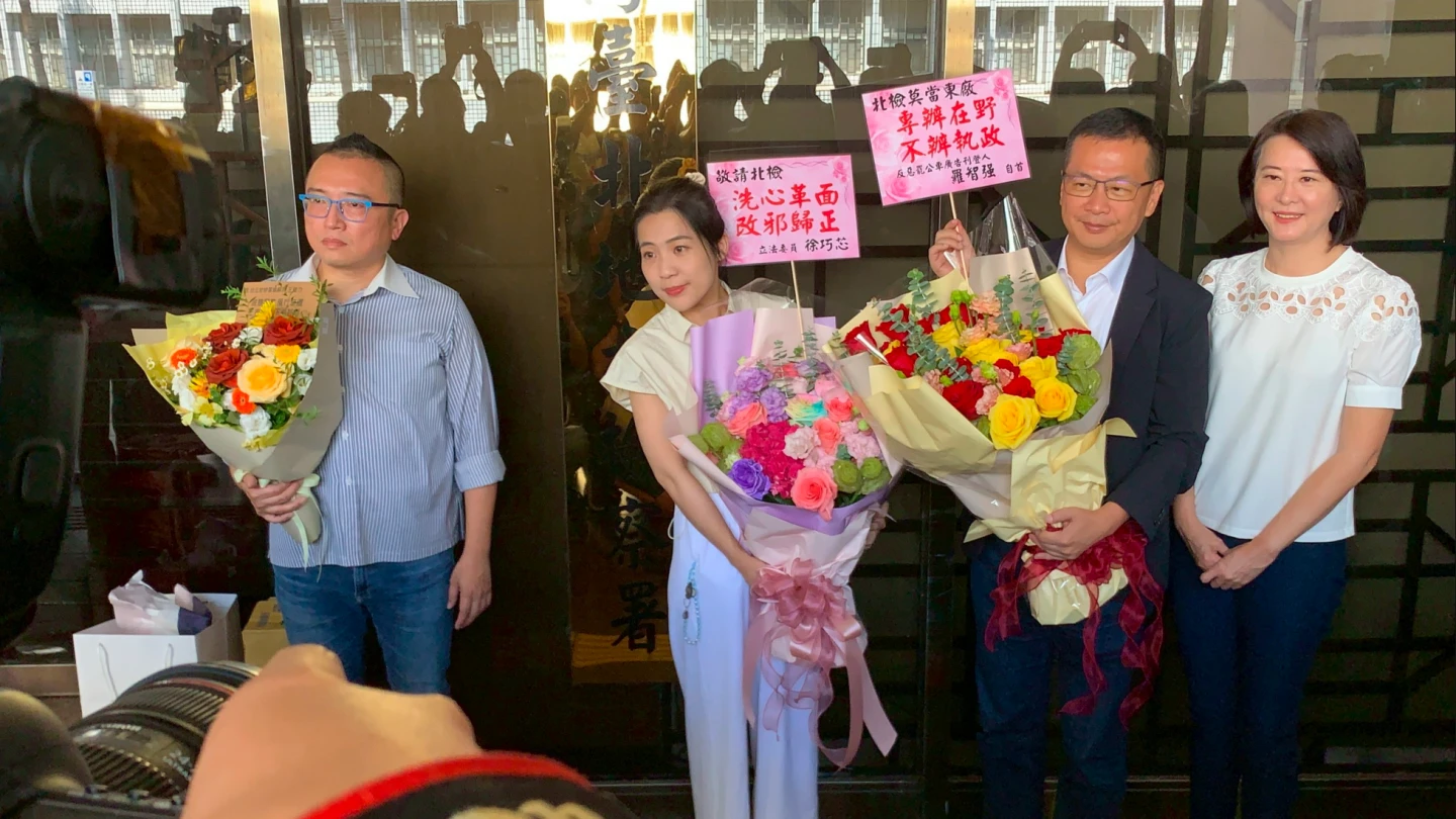 民眾黨秘書長周瑜修(左起)、國民黨立委徐巧芯、羅智強、王鴻薇,到北檢獻花給檢察長王俊力。丁牧群攝