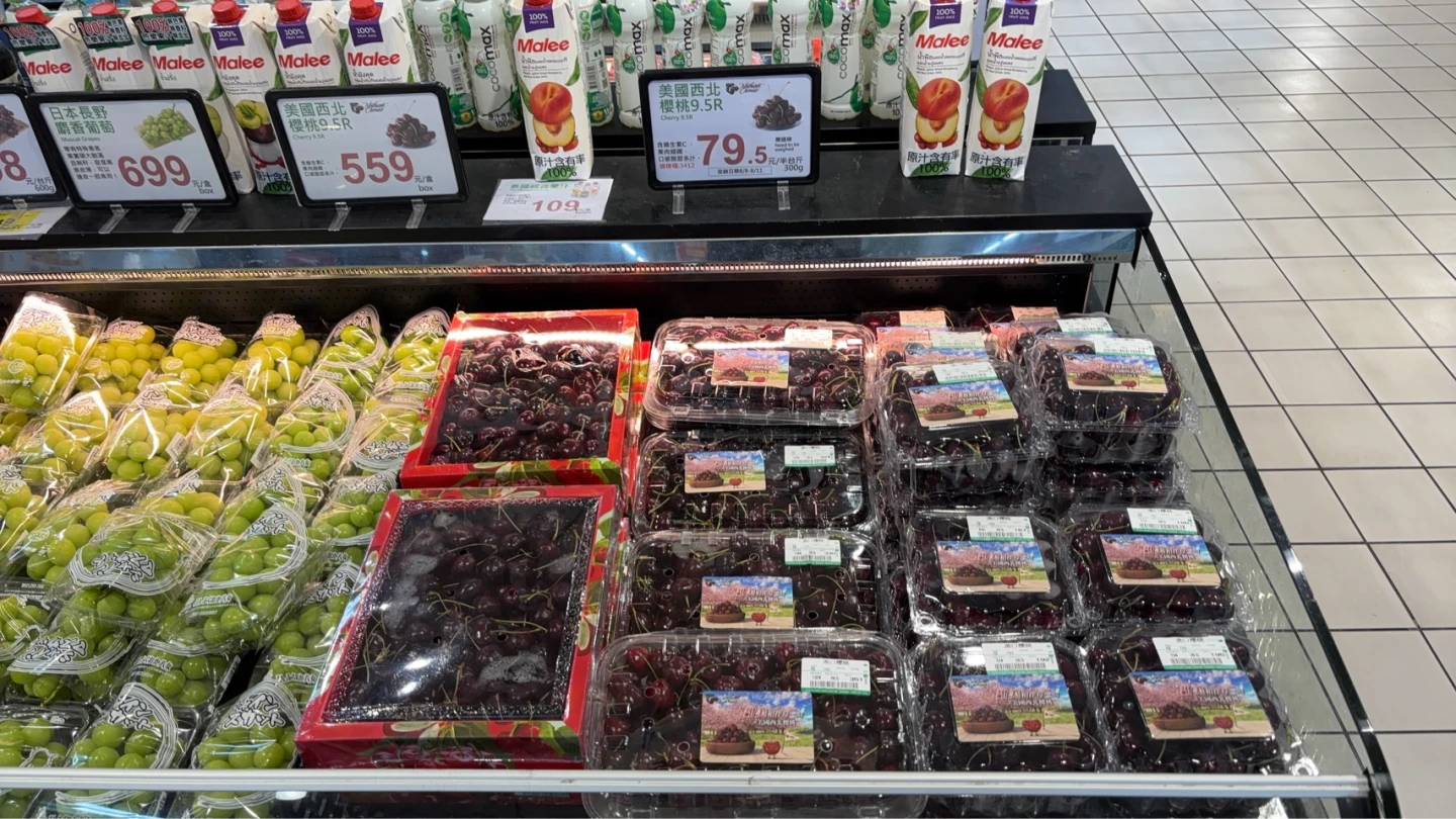 美中貿易戰台灣意外受惠!量販店櫻桃價格暴跌15%,一盒最低免百元就能買。讀者提供