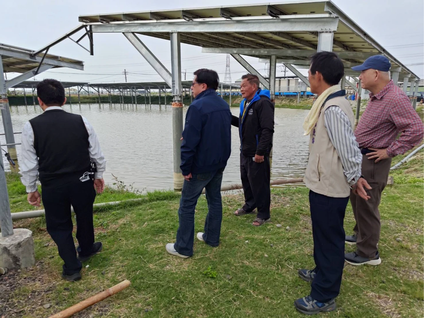 農業部今年2/8訪視大阿蓮養殖協會地面型漁電案場。農業部提供