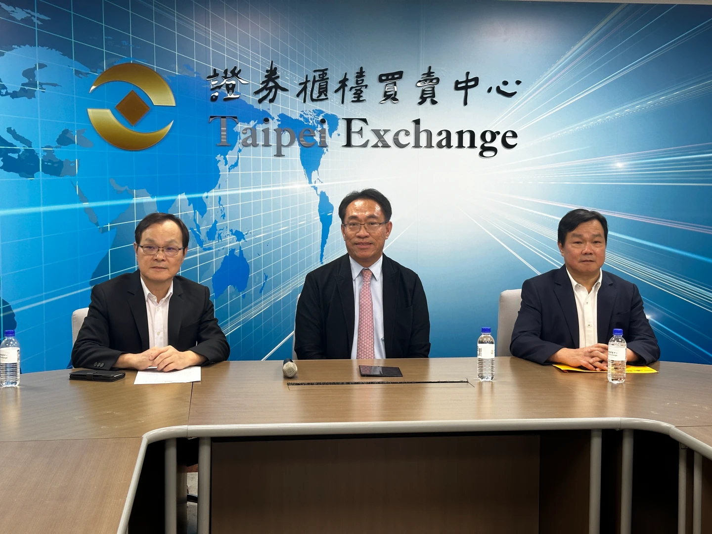 左起詠昇董事長黃塗城、上曜暨世紀民生董事長張佑銘、詠昇總經理黃金錫。李宜儒攝