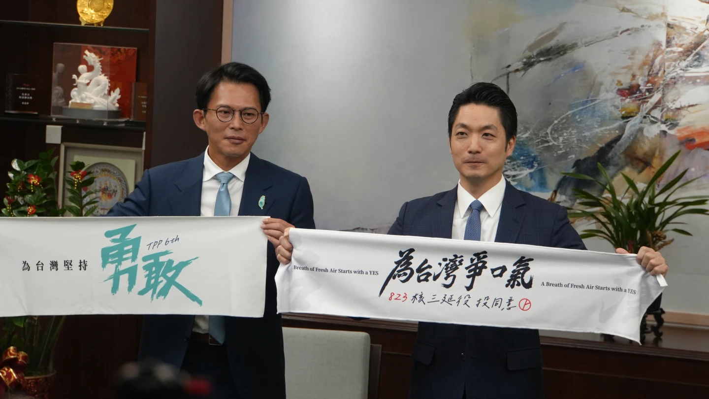 黃國昌送民眾黨六周年小物。許皓婷攝