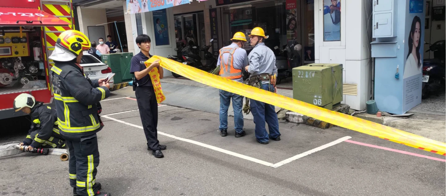 台中西屯區電箱冒煙導致停電,台電人員急到場搶修。警方提供