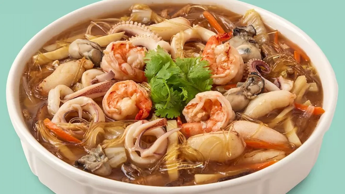 白玉樓的海鮮羹就是以前辦桌的魚翅羹,但現代人推行環保、不吃魚翅,所以就不用魚翅,因此改名叫「總鋪師的海鮮羹」。翻攝自米其林指南