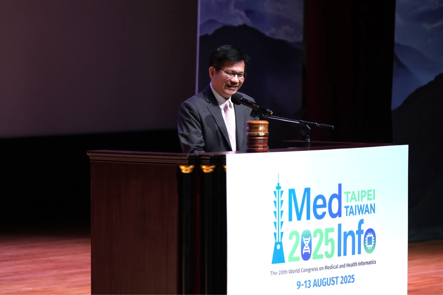 外交部長林佳龍10日出席MedInfo 2025開幕式致詞。取自林佳龍臉書