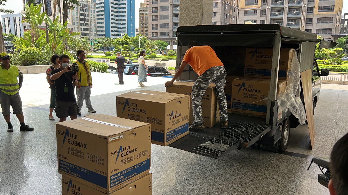 高雄市政府今天送出23台發電機給茂林、桃源和那瑪夏三原區,加強防颱整備。讀者提供