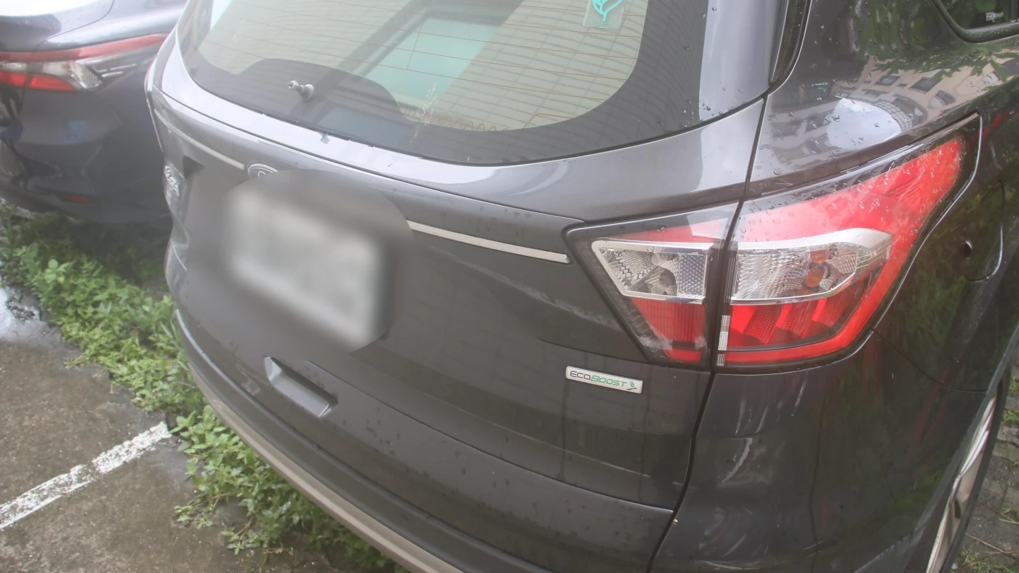 肇事休旅車右後車身因撞擊留下明顯擦痕。民眾提供