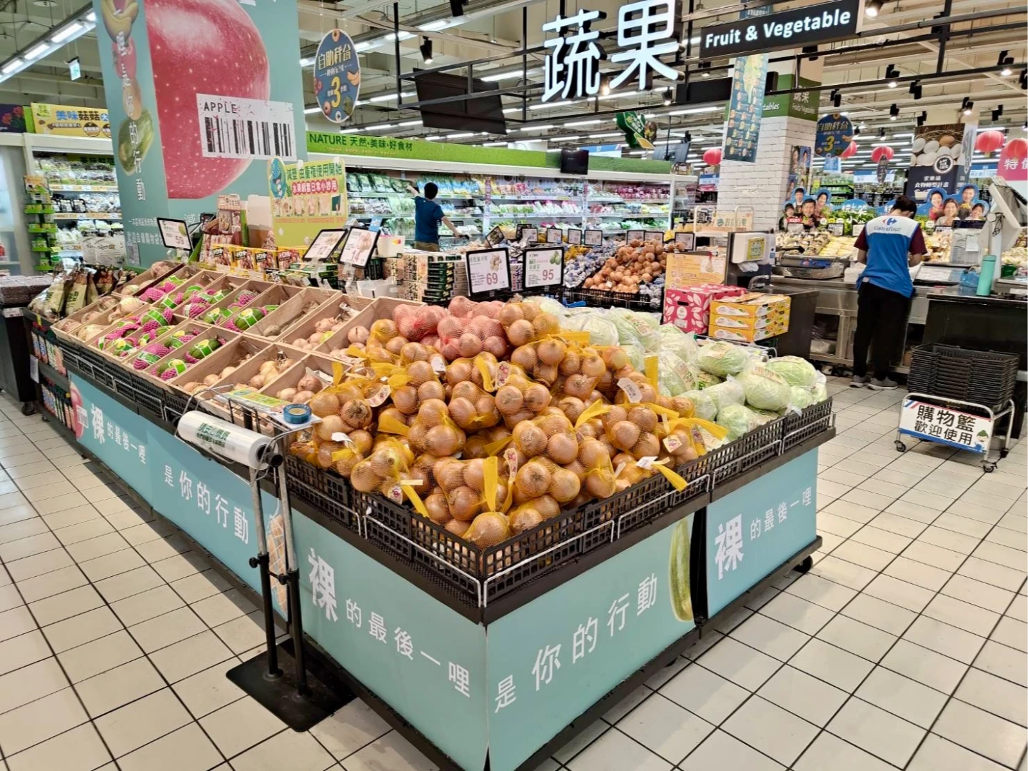楊柳颱風襲!家樂福備貨增4成,逾200樣商品買一送一。家樂福提供