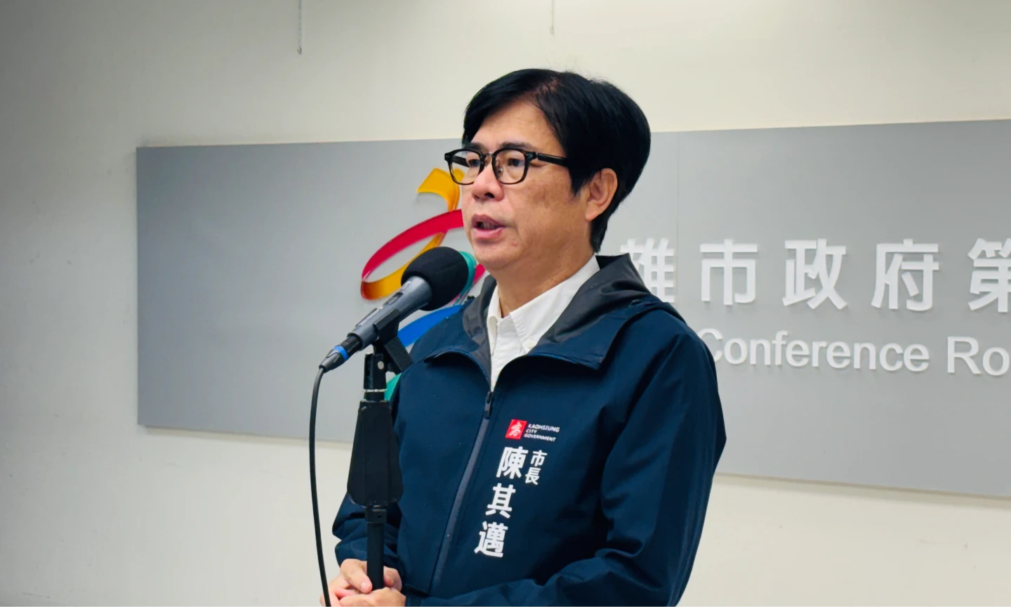 高雄市長陳其邁今天上午在市政會議前接受媒體聯訪。讀者提供