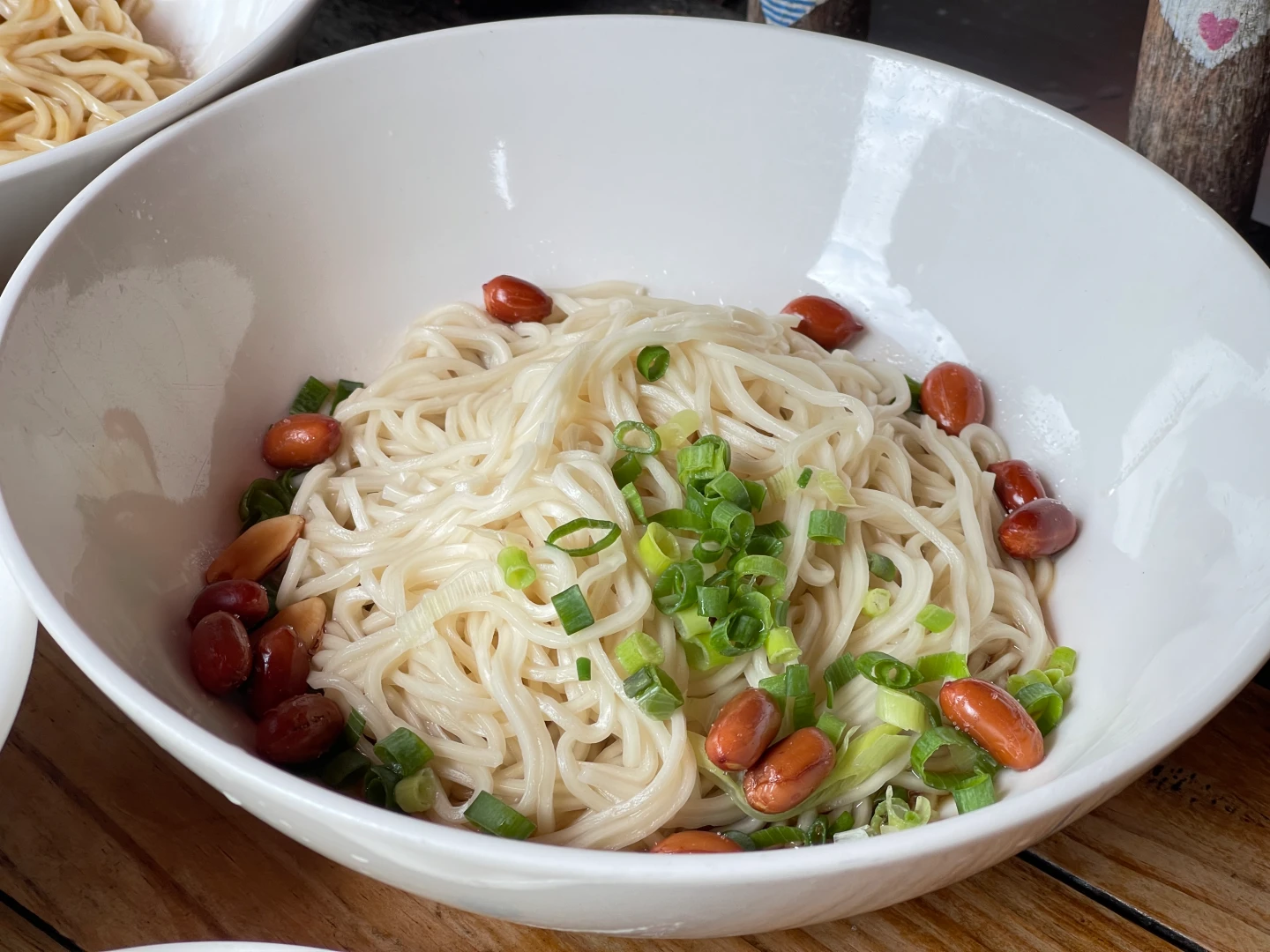 陳醋青蔥拌麵加入陳年烏醋與花生,醋香與蔥香交融。王煌忠攝