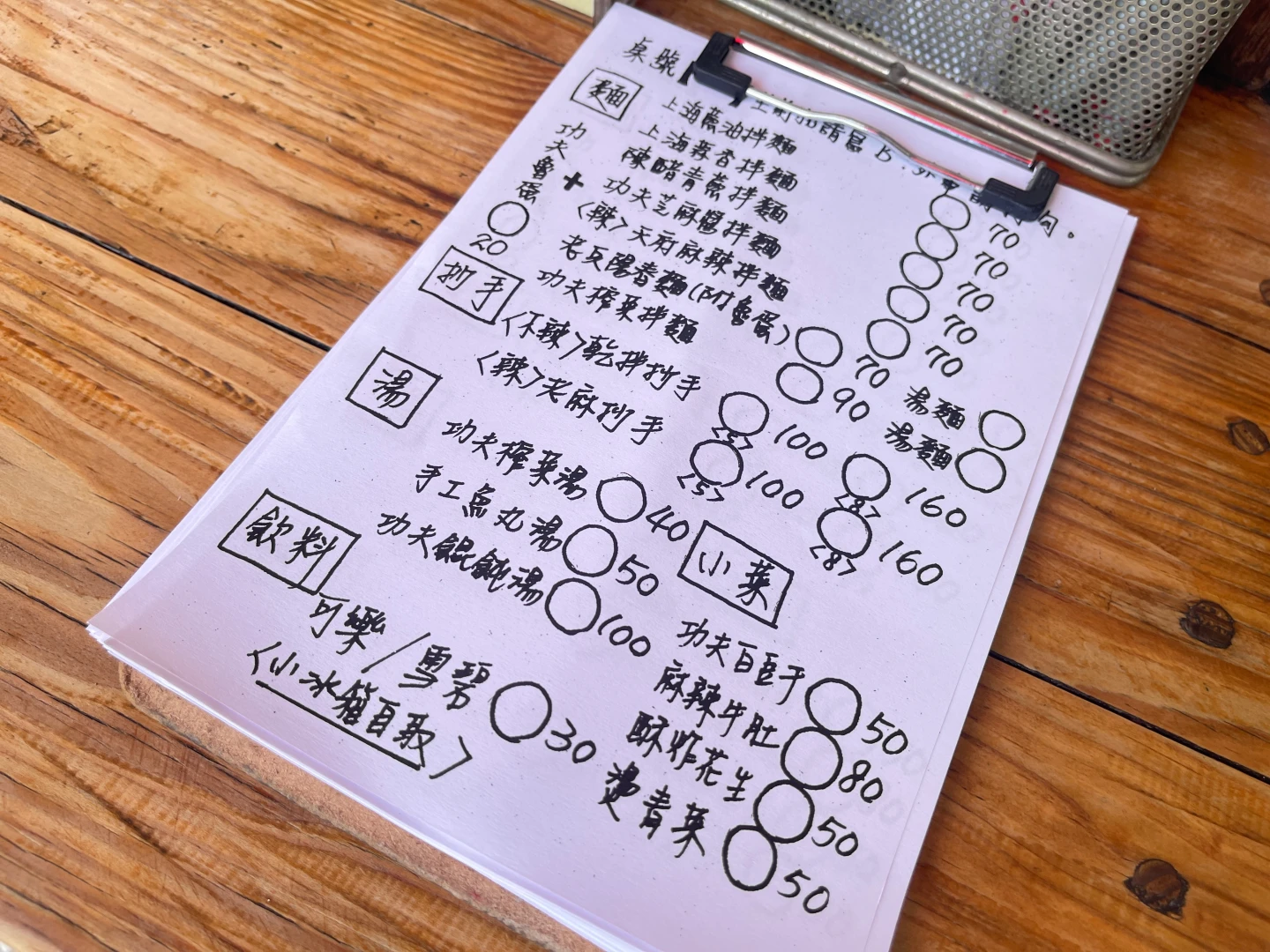 店家菜單與價格。王煌忠攝