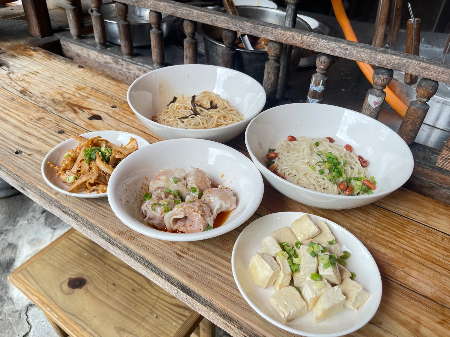 店內必點招牌「上海蔥油拌麵」、「陳醋青蔥拌麵」、「老麻抄手」,及小菜「功夫白豆干」、「麻辣牛肚」。王煌忠攝