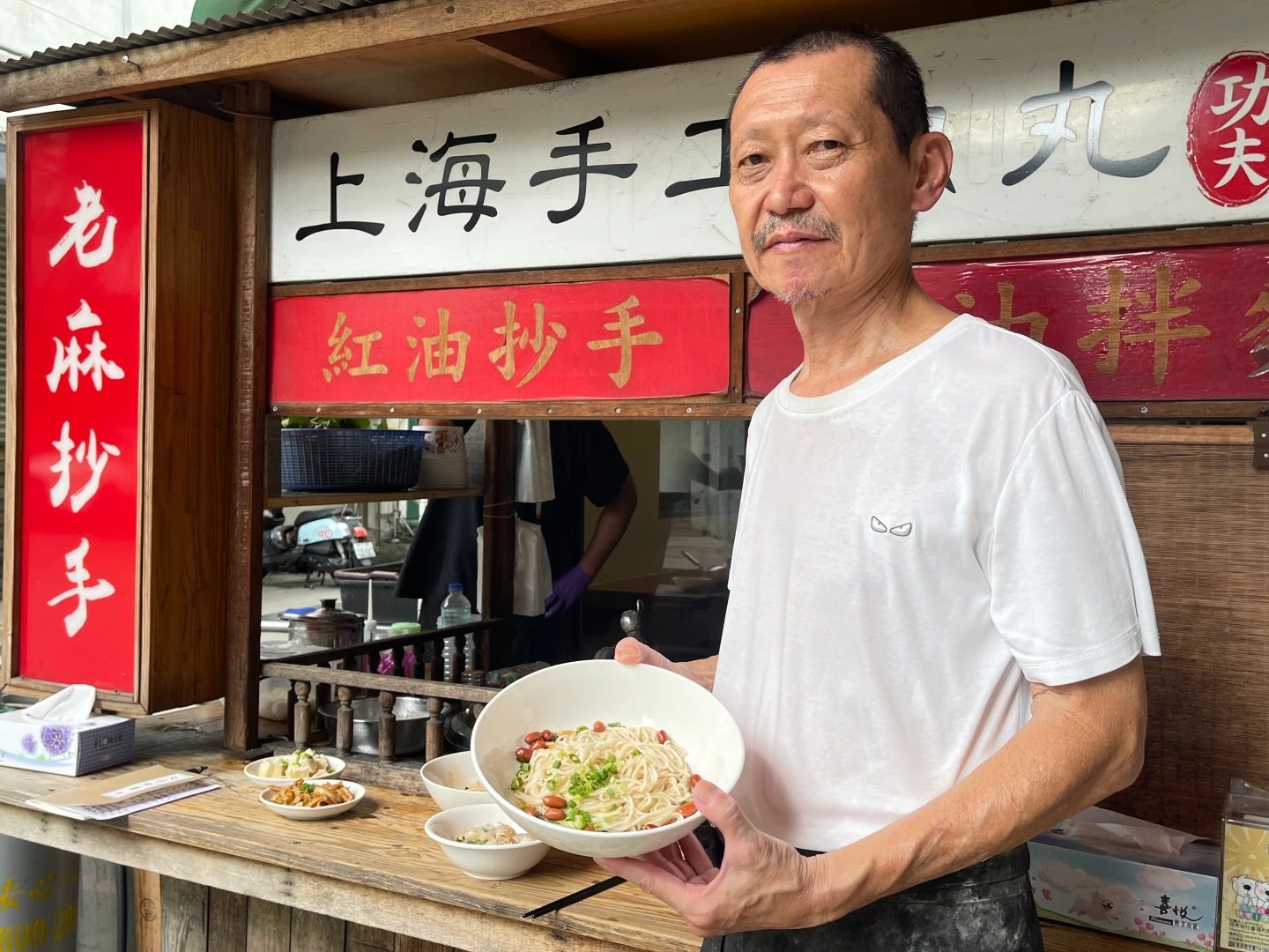 「功夫上海手工魚丸」孔老闆,憑藉其深厚的料理功力與對食材的堅持,成功入選米其林必比登推介殊榮。王煌忠攝