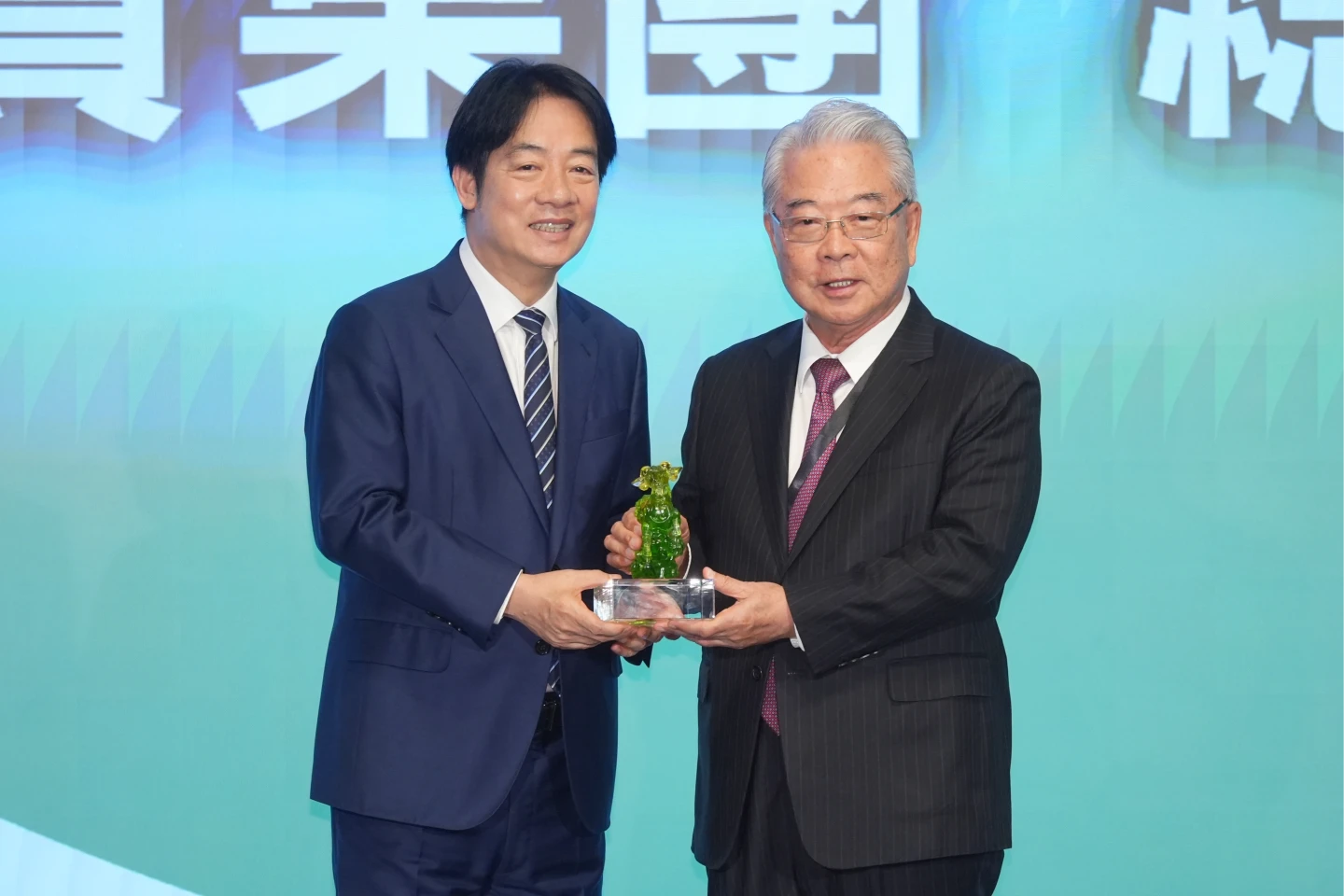 許勝雄(右)獲頒終身成就獎。(李柏毅攝)