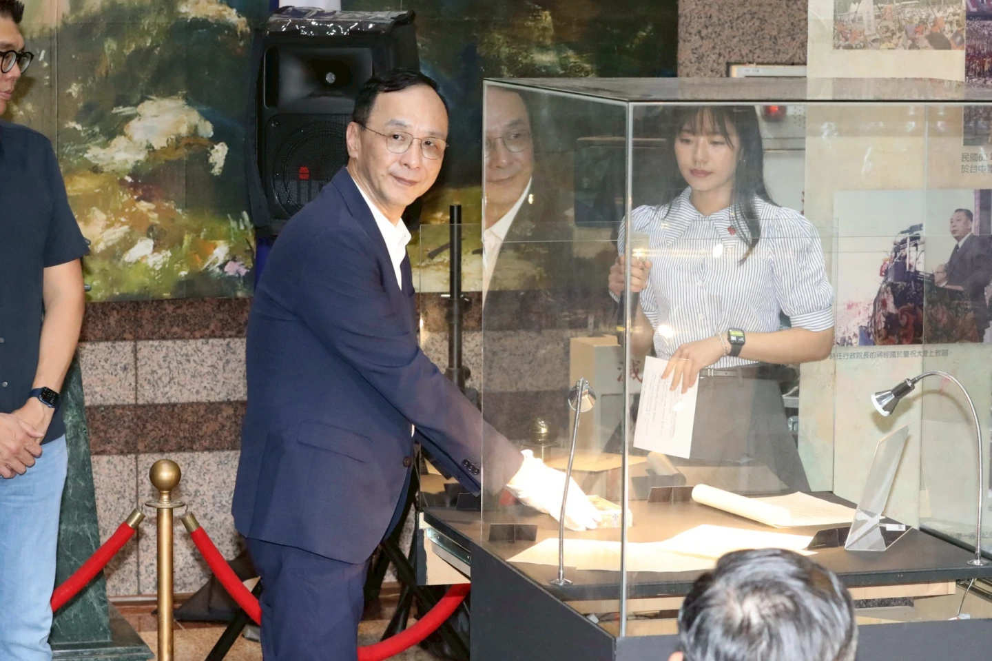 朱立倫將徽章放入展櫃中,象徵特展正式開幕。國民黨提供