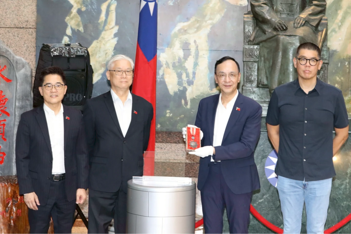 國民黨主席朱立倫手持文物「抗戰勝利勳章」。國民黨提供