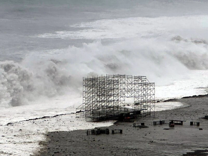 颱風楊柳逼近,13日上午暴風圈已籠罩台東,南迴地區風強雨大,位於太麻里鄉金崙沙灘的海洋音樂節舞台遭浪摧毀。(太麻里鄉公所提供)中央社