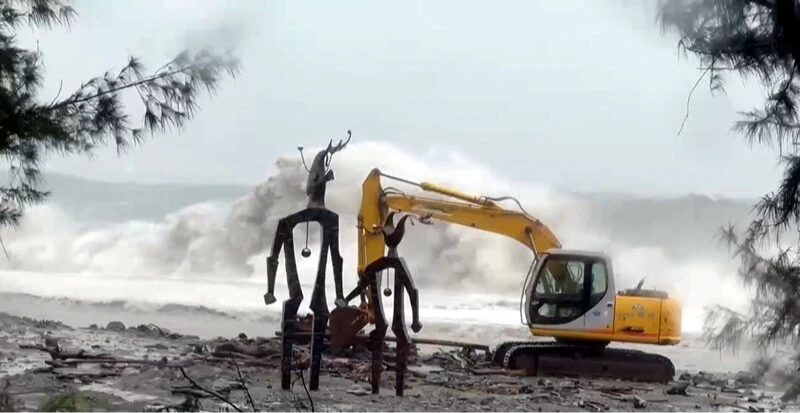 颱風楊柳逼近,13日上午暴風圈已籠罩台東,南迴地區風強雨大並掀起巨浪,位於太麻里海邊的裝置藝術作品「是那裏嗎?」顯得岌岌可危。中央社