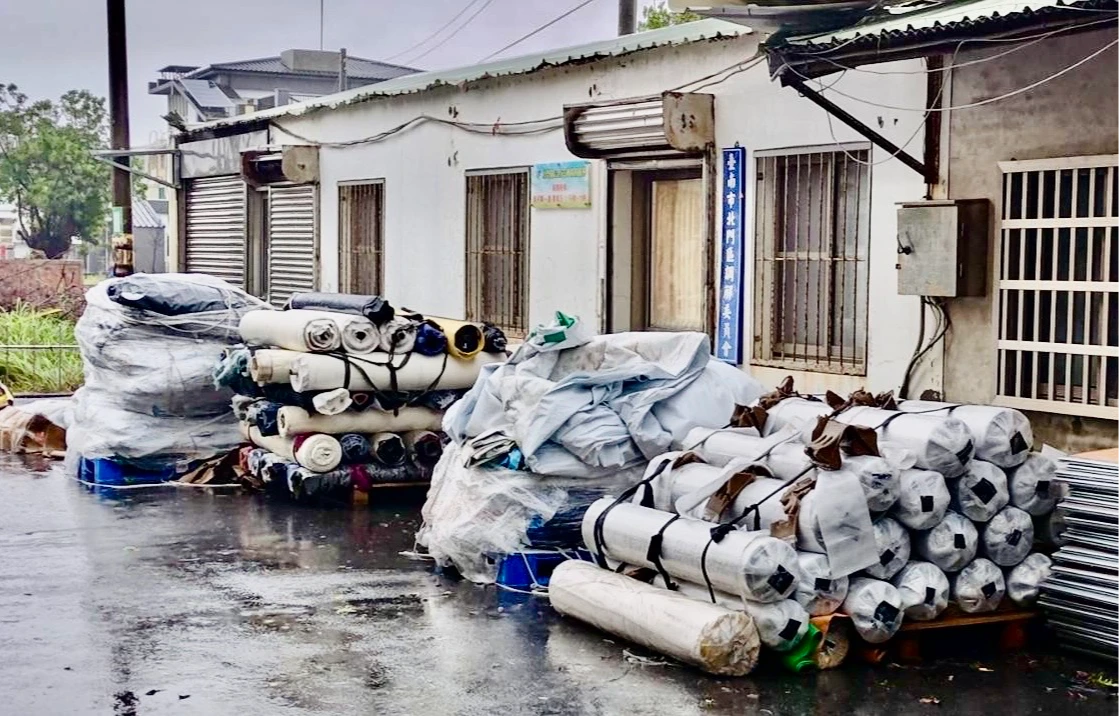 南市府已備妥大量帆布,將派出工班協助家戶更換。市府提供