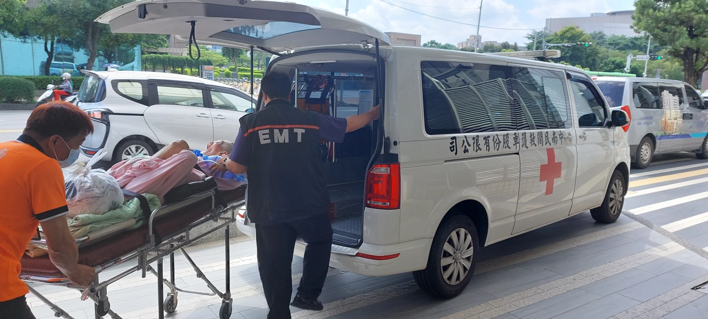 臺中監獄啟動社會安全網第二期計畫跨域轉銜機制,聯手各單位協助小林保外就醫。中監提供