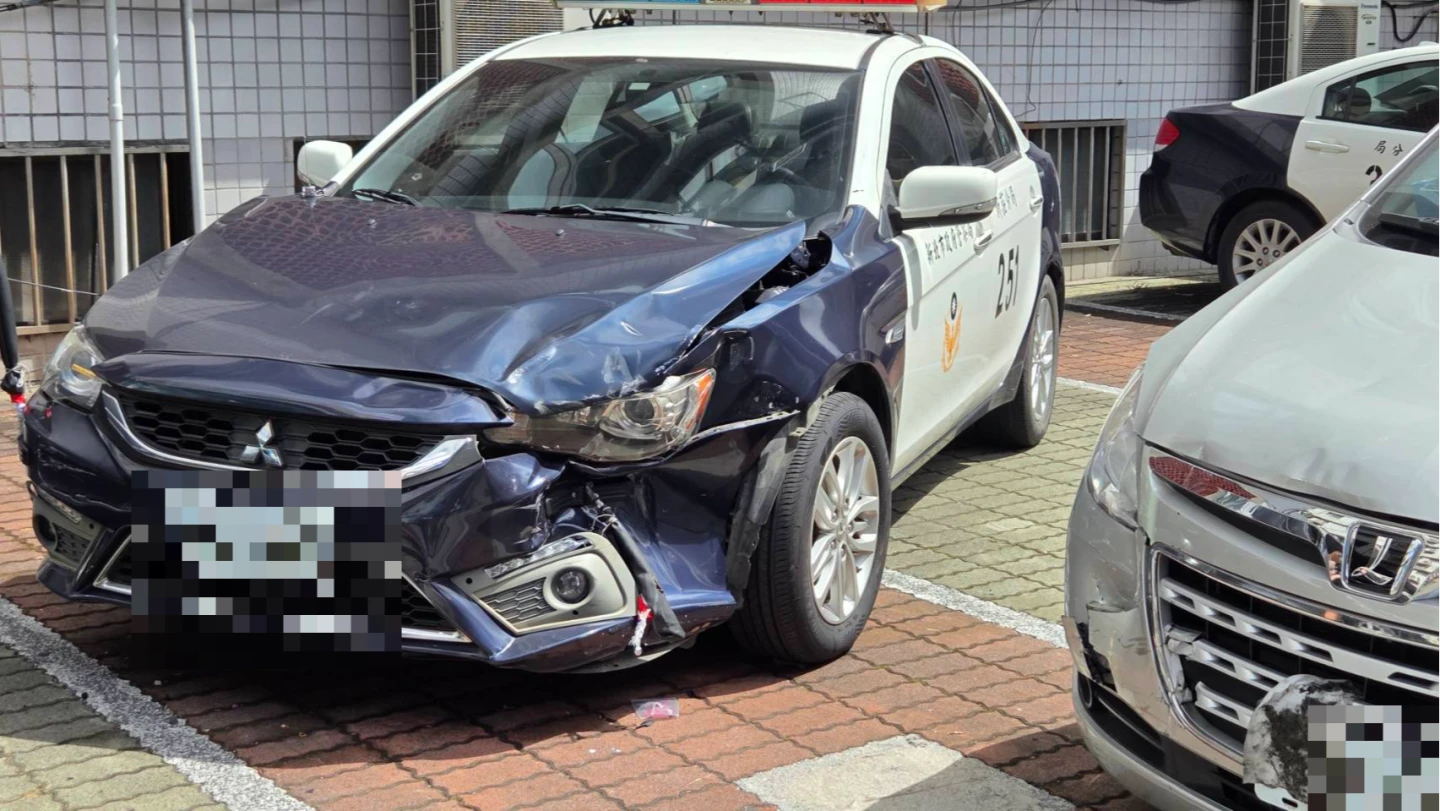 現場警用巡邏車受波及。曾伯愷攝