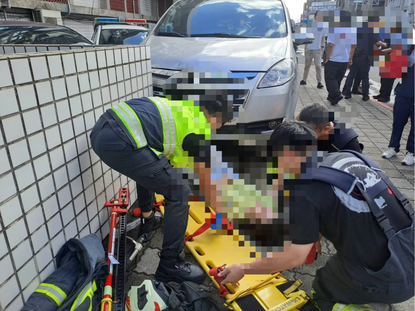 警消救援協助傷者脫困。翻攝畫面