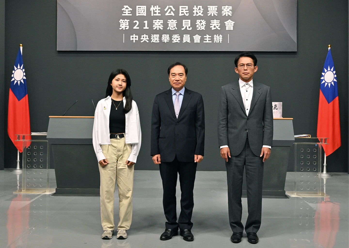 第四場辯論會登場,由中選會委員吳容輝(中)主持,黃國昌(右)、吳亞昕(左)分別擔任正、反方代表。台視提供