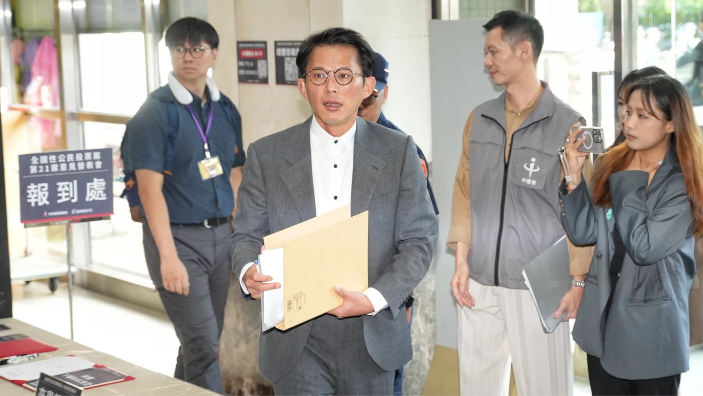 黃國昌率民眾黨團提出公投案,今擔綱正方代表出席辯論會。葉志明攝