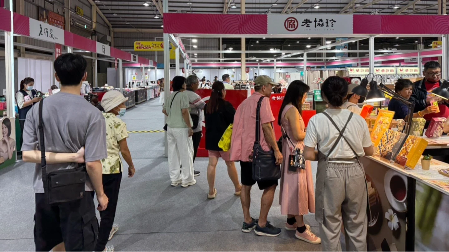 新光三越中港店氣爆至今超過170天,為照顧員工生計,第八場特販會移師台中國際展覽館。新光三越提供