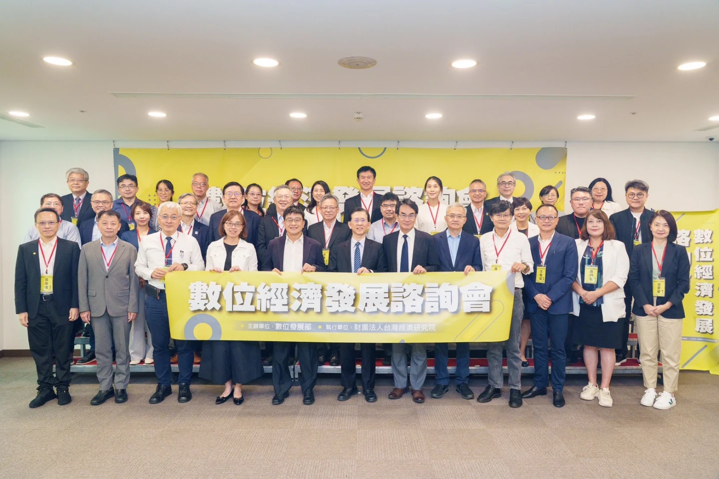 數發部召開第2次數位經濟發展諮詢會。數發部提供