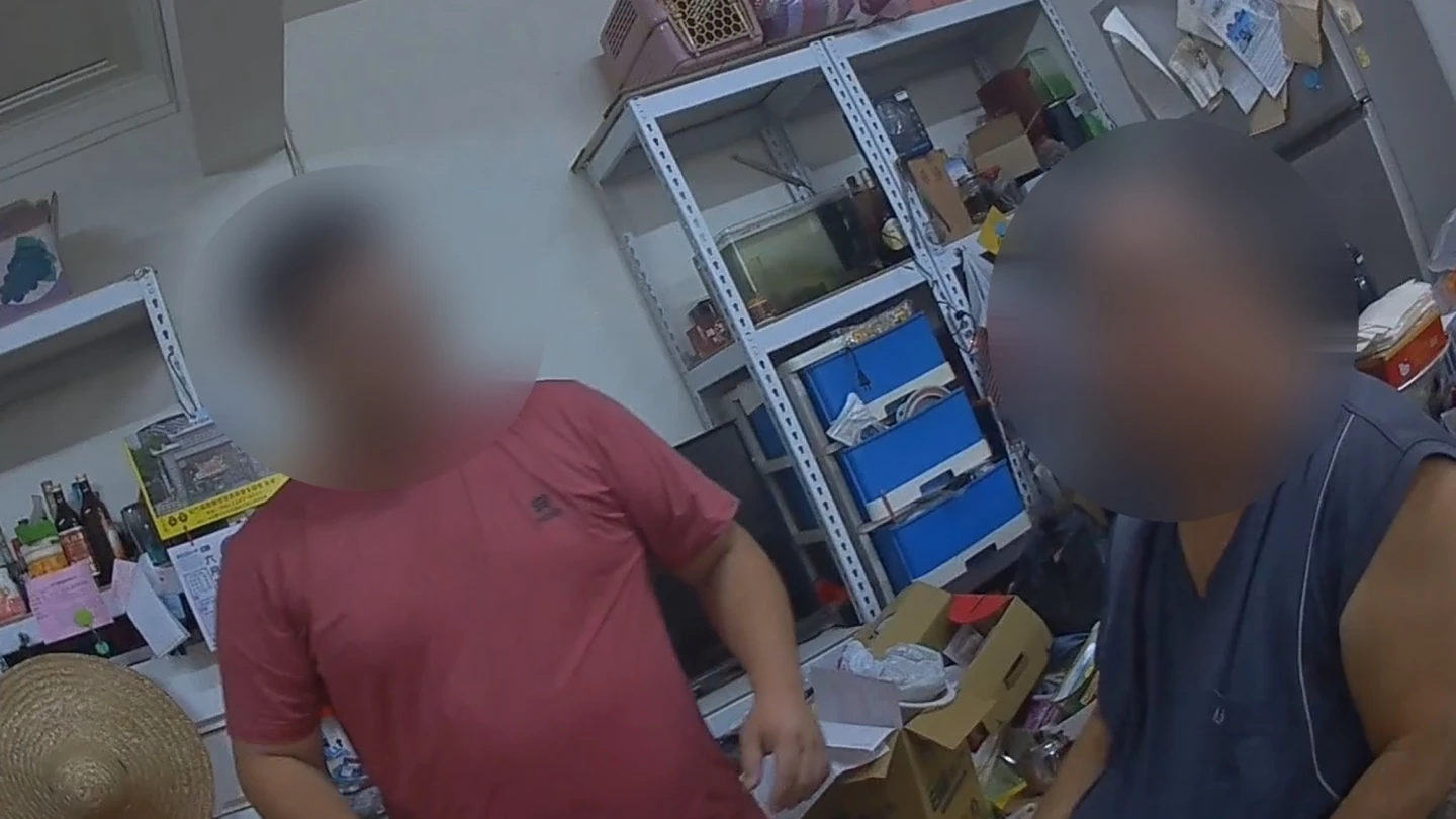 詹男在警方及兒子合力協助下,重新坐回輪椅。警方提供