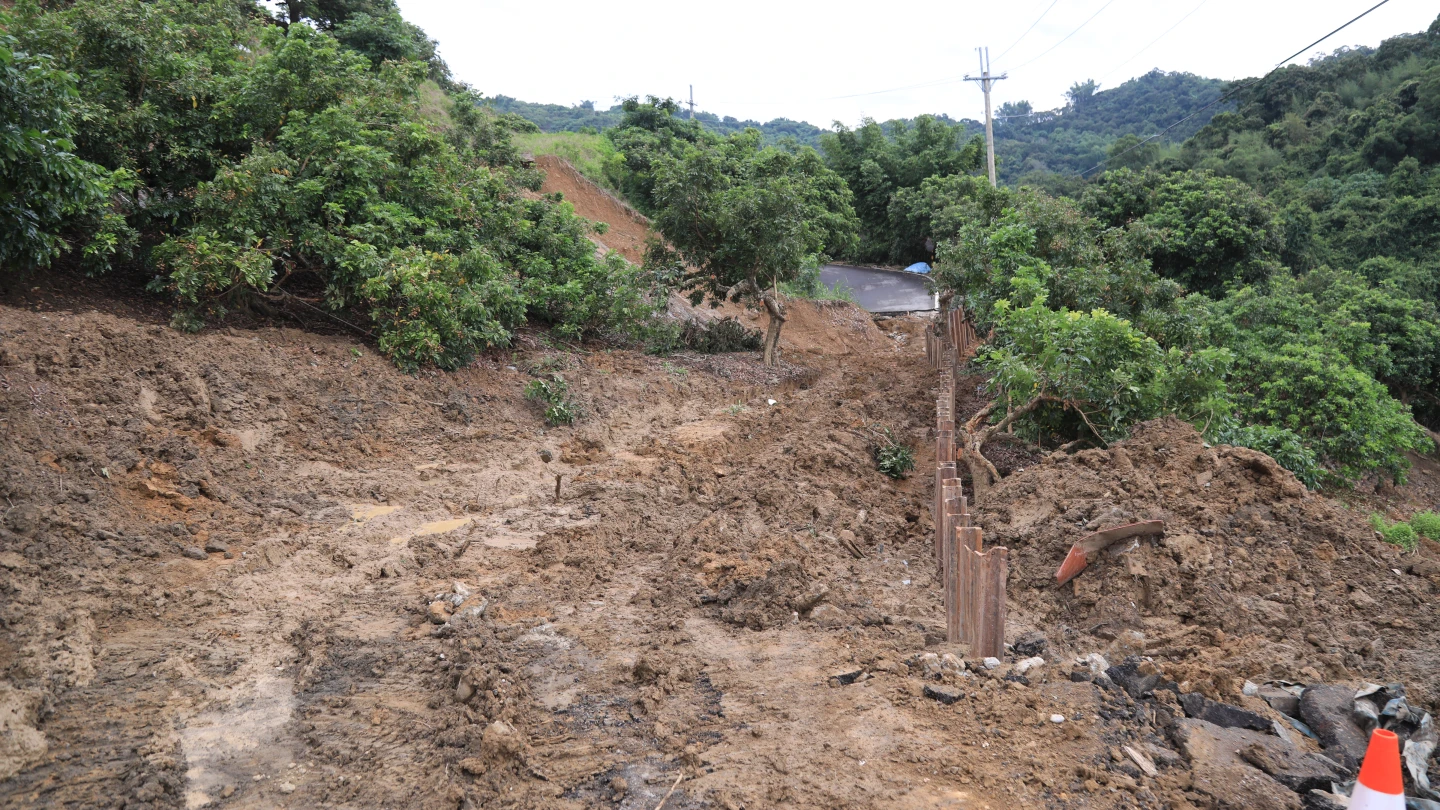 霧峰區桐林里暗坑路段,因邊坡崩落與路面破碎,導致交通中斷。中市府提供