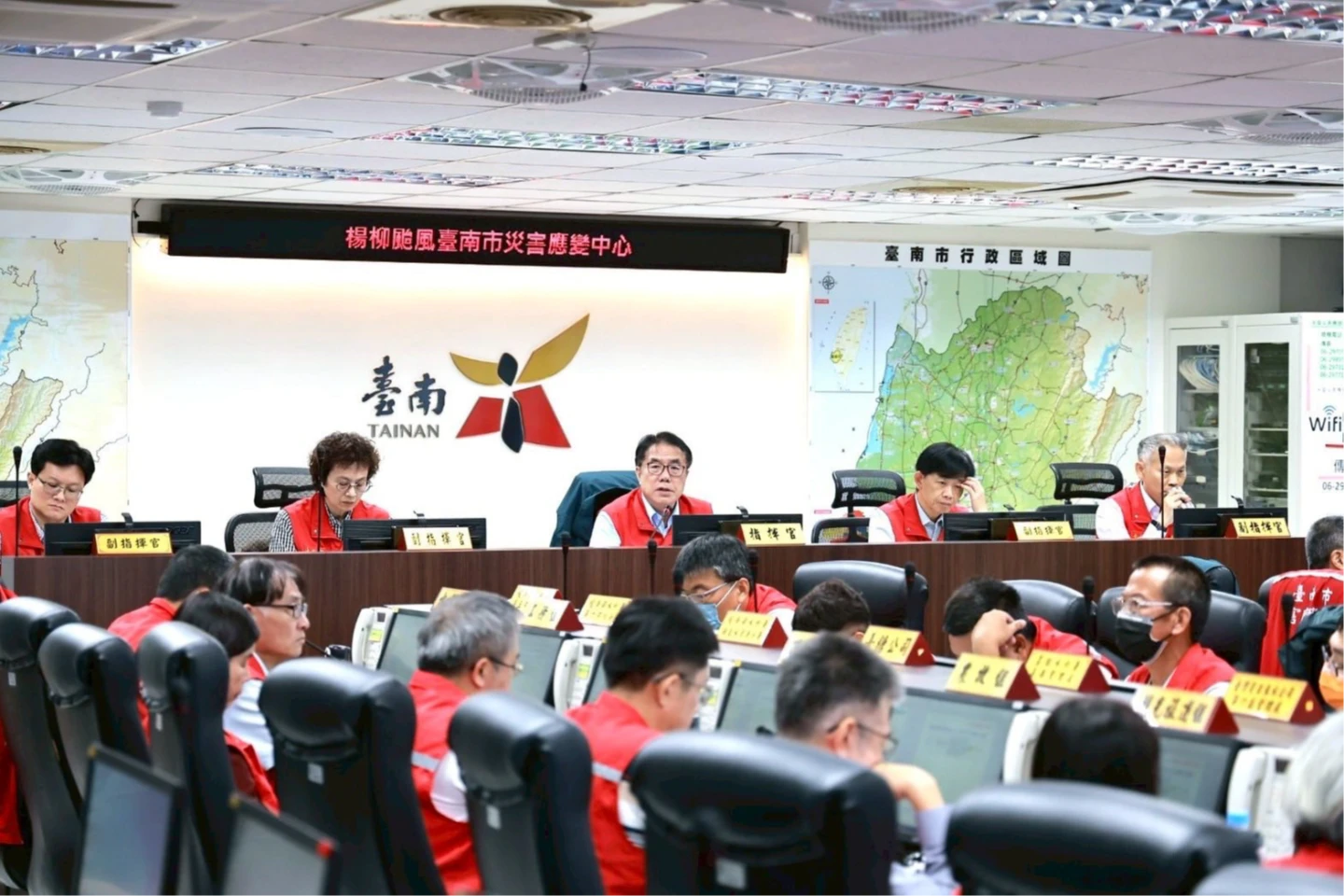 黃偉哲主持災害應變中心會議,高度戒備楊柳颱風可能危害。市府提供