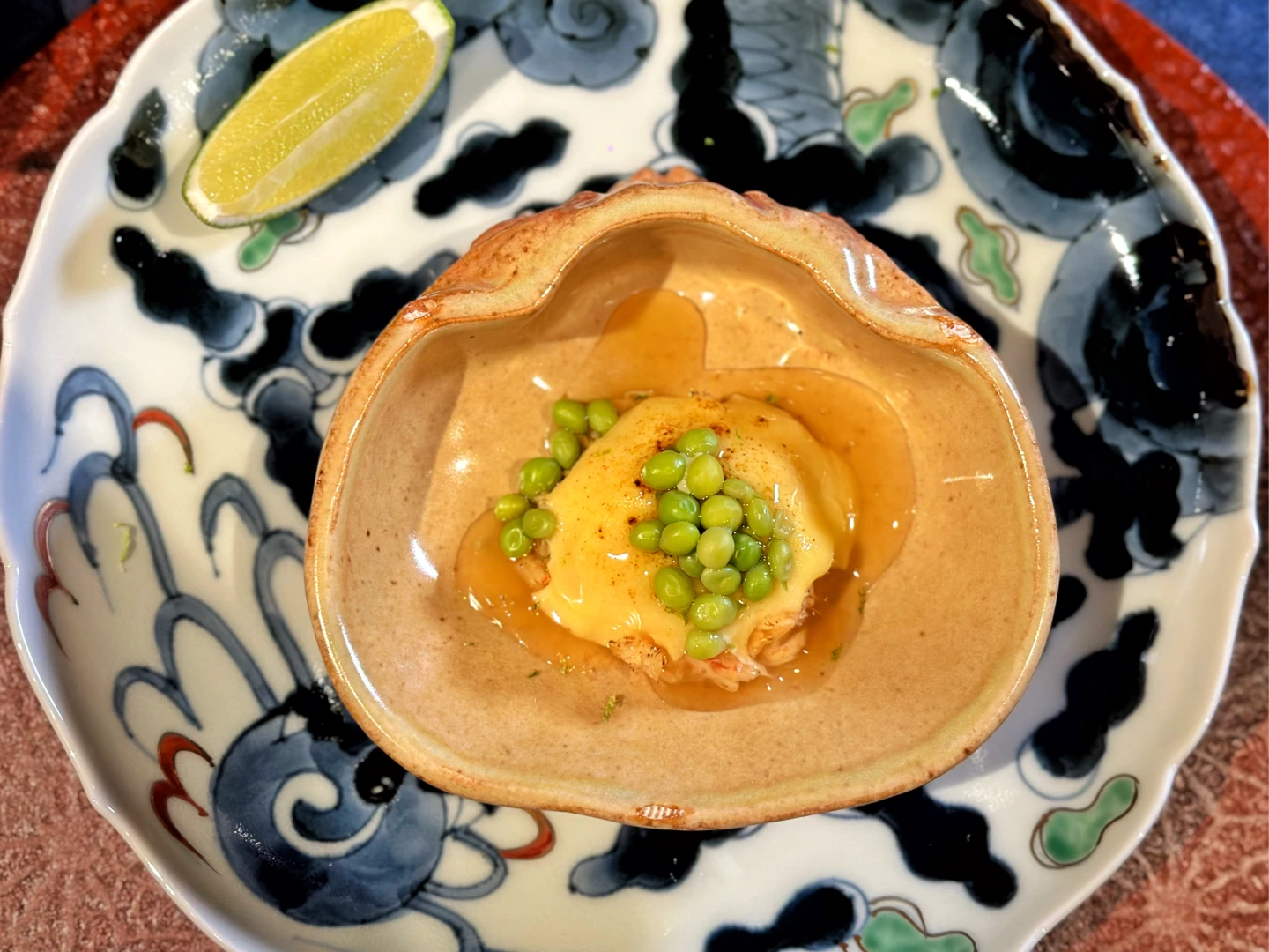 使用京都240年歷史白味噌炙烤,融合鮮蟹、甜豆,再將檸檬擠出5~7滴提味。劉沛妘攝