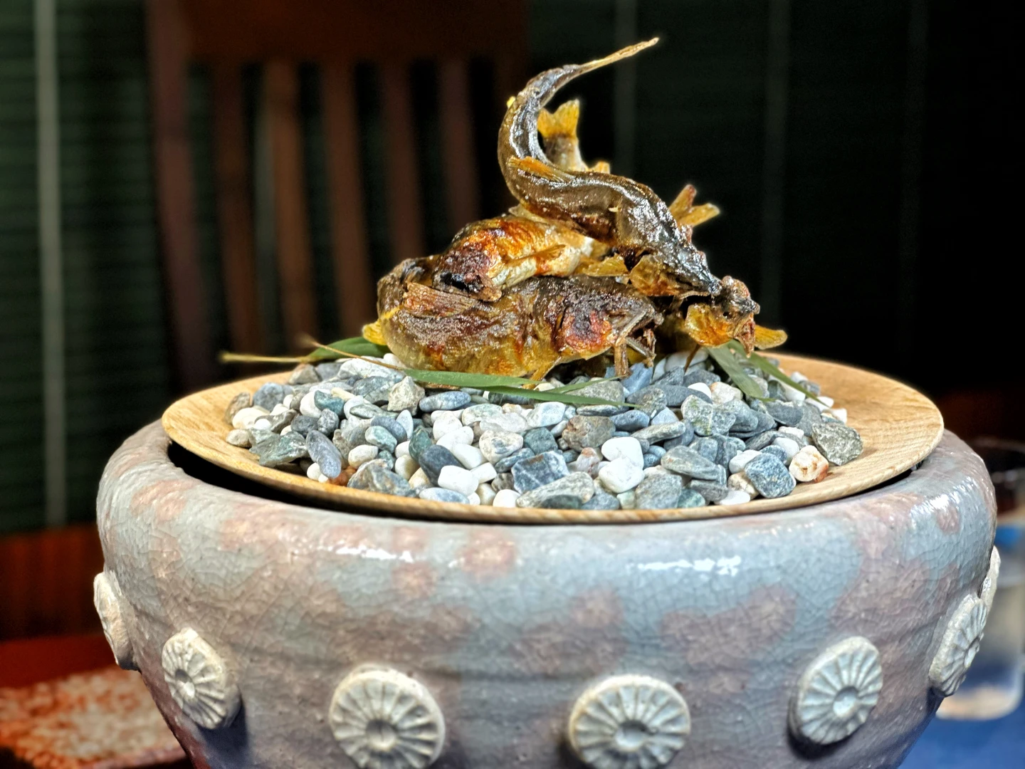 烤物香魚另提供小黃瓜醋,為夏日開胃。劉沛妘攝