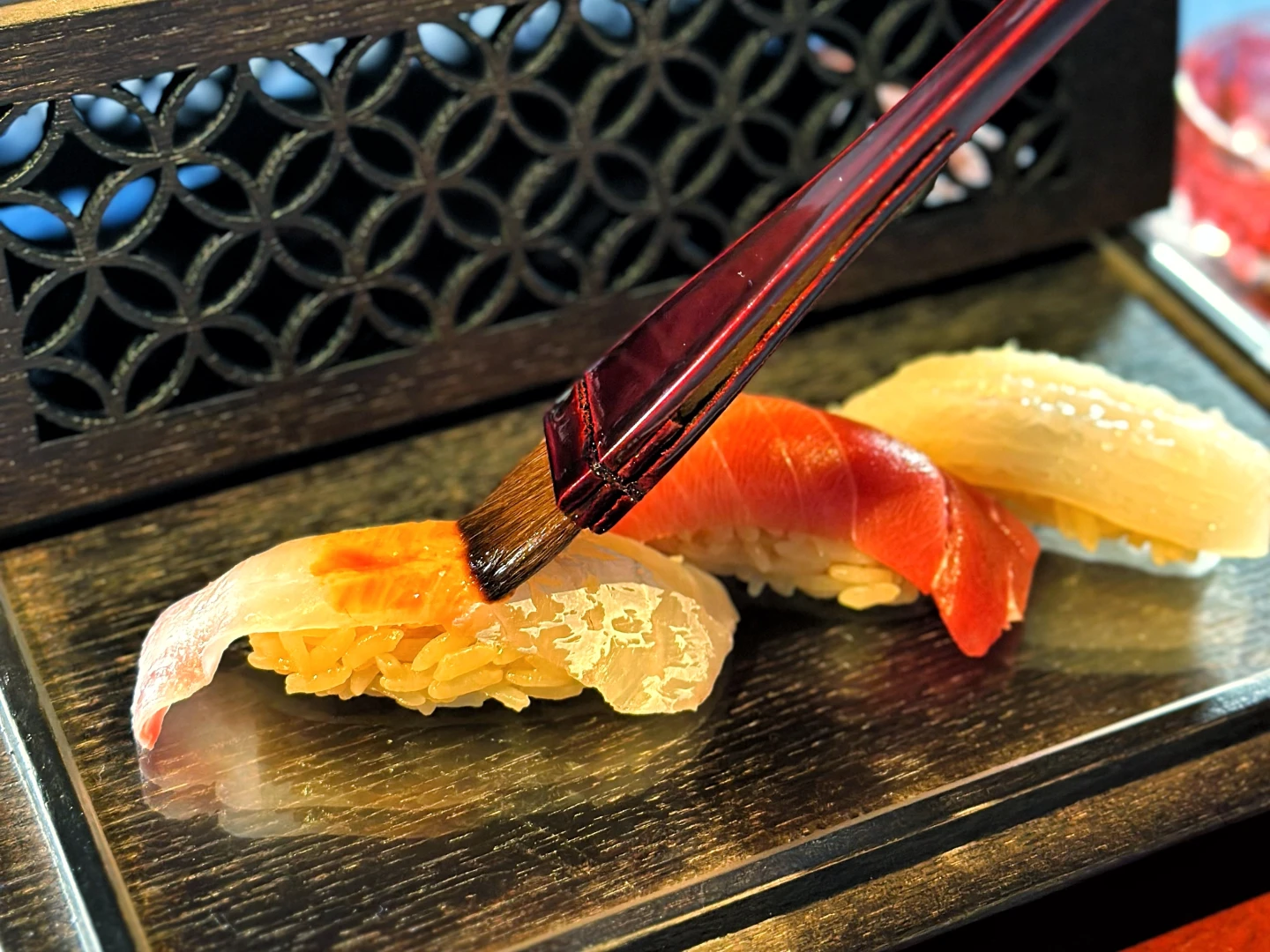 「鮪魚中腹、花枝、真鯛」,這裡不附醬油碟,而是為每位顧客送上一人一組專用壽司刷醬。劉沛妘攝